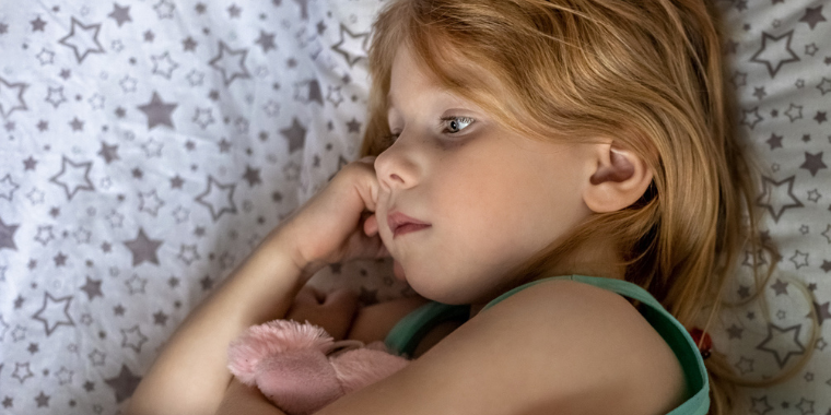 Somnambulisme, terreurs nocturnes : quand le sommeil de l’enfant devient agité